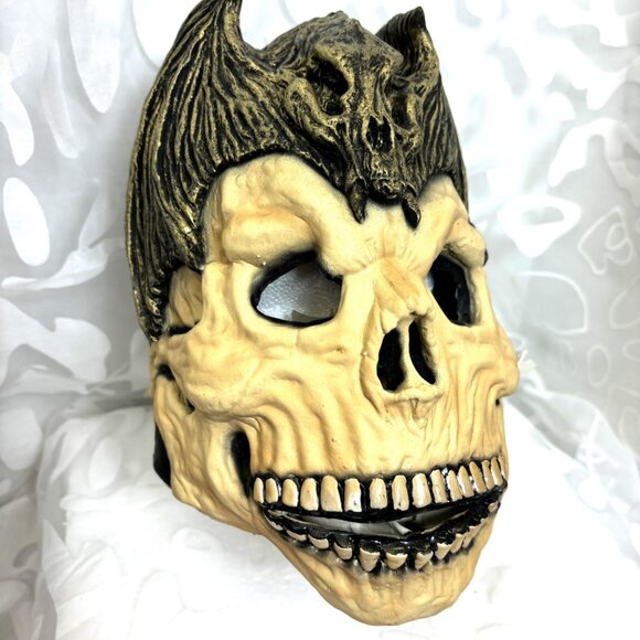 Demon Skull Gold Bat w/ wings Mask Illusions NWT Vintage 90’s - Picture 8 of 14
